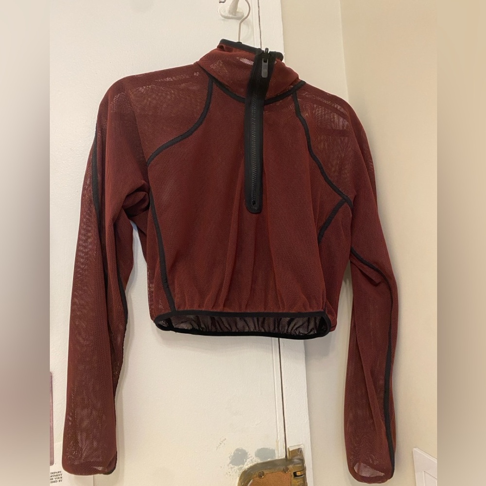 Lululemon REVERSIBLE long sleeve crop mesh turtleneck. Black/maroon. Size 6.
